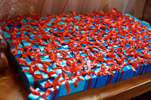 De petites boîtes cadeaux bleues avec des rubans rouges se trouvent sur une table par Freepik