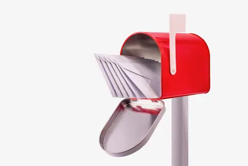 Boîte aux lettres ouverte rouge avec cinq enveloppes blanches par mb-photoarts